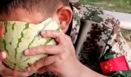 农村小孩吃瓜视频,童真瞬间引网友热议