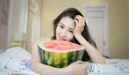 元气少女吃瓜照片,揭秘校园生活甜蜜瞬间