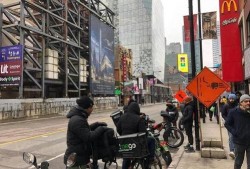 送外卖吃大瓜视频,意外走红网络，揭秘外卖员日常趣事