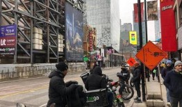 送外卖吃大瓜视频,意外走红网络，揭秘外卖员日常趣事