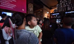 朝阳绽放吃瓜群众,吃瓜群众见证时代变迁