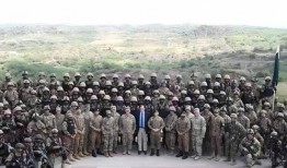 边界打仗大妈吃瓜,大妈街头吃瓜热议时事风云