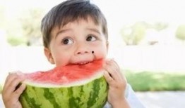 简笔画小孩吃瓜,小家伙的夏日吃瓜时光